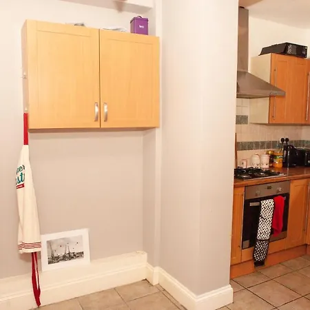 1 Bedroom Flat In Central * Bristol
